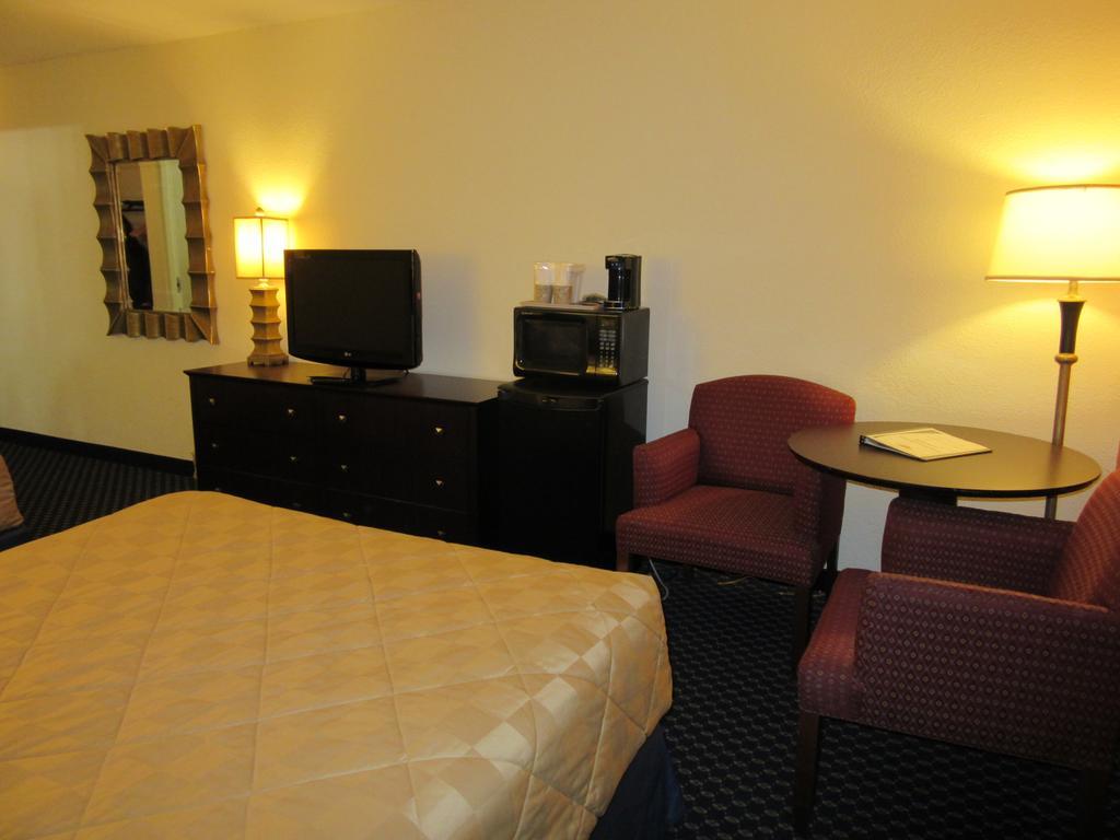 Atrium Hotel & Conference Center Hutchinson Zewnętrze zdjęcie